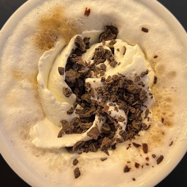 Kremalı kapuçino ve rendelenmiş çikolata. Kahve. Dinlen..