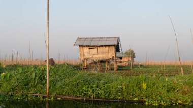 Inle Gölü, Myanmar - 12 Mayıs 2020: Sunrise Inle Gölü 'ndeki geleneksel bambu evi