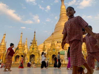 Yangon, Myanmar - 3 Mart 2020 - Shwedagon Pagoda 'da yürüyen küçük çocuklar