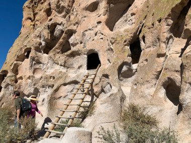 White Rock, New Mexico - 10 / 20 / 2018 - Erkek ve Kadın Bandelier Ulusal Anıtı 'ndaki yerli Pueblo evlerini keşfettiler