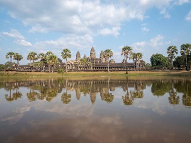 Siem Reap, Kamboçya - 12 / 30 / 2019: Göl manzaralı Angkor Wat Tapınağı, antik Budist tapınağı