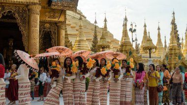 Yangon, Myanmar - 3 Mart 2020 - Myanmar 'daki Shwedagon Pagoda' da bir grup genç kadın