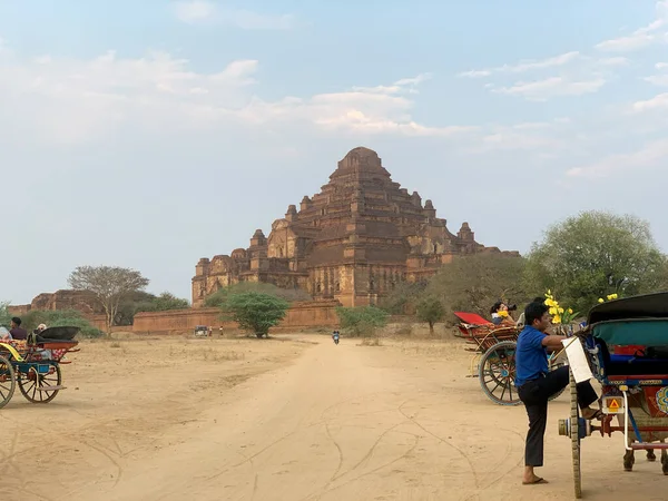 Régi Bagan Mianmar 2020 Turisták Riksák Kívül Dhammayangyi Temple Népszerű — Stock Fotó