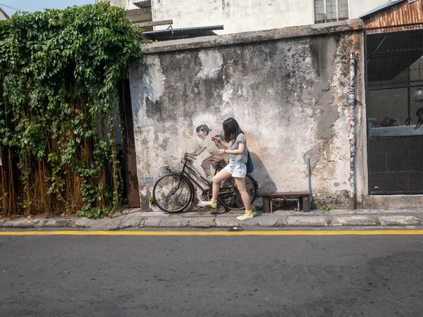 Georgetown Penang Malásia 2019 Jovem Asiática Interage Com Mural Arte — Fotografia de Stock