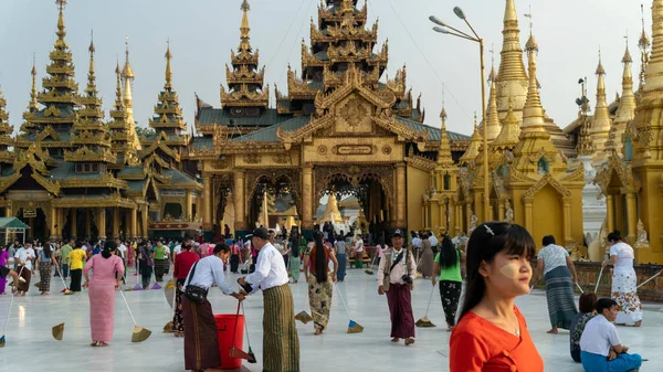 Yangon, Myanmar - 3 Mart 2020 - Myanmar 'daki Shwedagon Pagoda' da kimliği belirsiz bir kalabalık yürüyor.