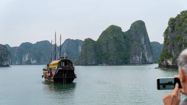 Залив Халонг Вьетнам 2019 Мужчина Фотографирует Мобильный Телефон Шлюпку — стоковое фото