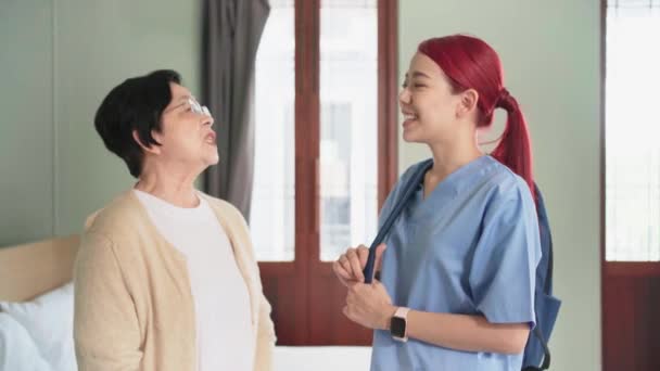 Starsza Azjatka Rozmawia Azjatycką Pielęgniarką Fartuchu Patrzy Kamerę Sypialni Wizyta — Wideo stockowe