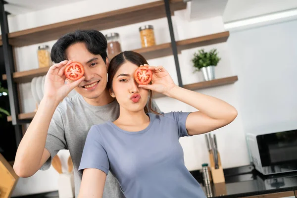 Jeune Couple Asiatique Bonne Santé Tenant Une Tomate Fraîche Tranchée — Photo