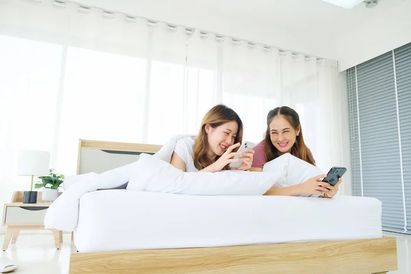 Twee Jonge Aziatische Vrouwen Vrienden Met Behulp Van Smartphones Terwijl — Stockfoto