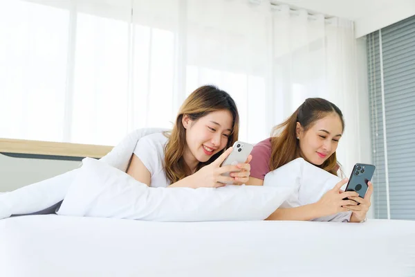 Twee Jonge Aziatische Vrouwen Vrienden Met Behulp Van Smartphones Terwijl — Stockfoto