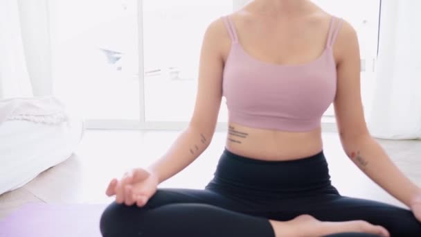 Zoom Uit Van Een Sportieve Aziatische Vrouw Die Yoga Beoefent — Stockvideo
