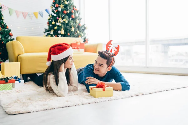 Young Happy Asian Woman Wearing Santa Claus Hat Her Boyfriend — Stock Photo, Image