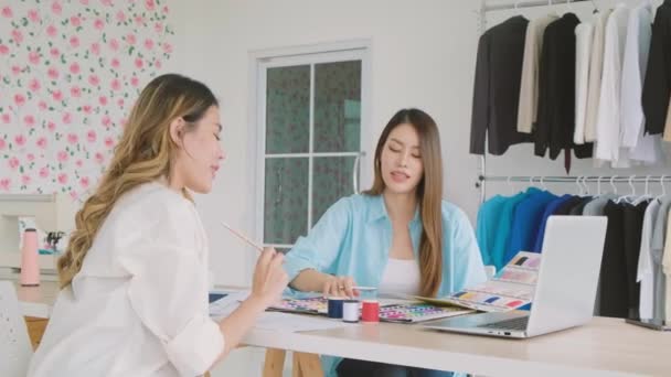 Två Asiatiska Kvinnliga Modedesigner Eller Sömmerskor Brainstormade Och Diskuterade Designen — Stockvideo