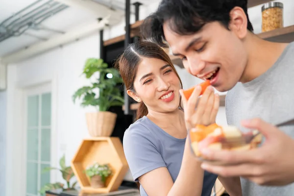 Jeune Couple Asiatique Sain Nourrissant Une Tomate Fraîche Tranchée Avec — Photo
