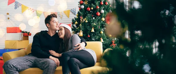 Jonge Mooie Aziatische Vrouw Draagt Een Kerstman Hoed Samen Met — Stockfoto