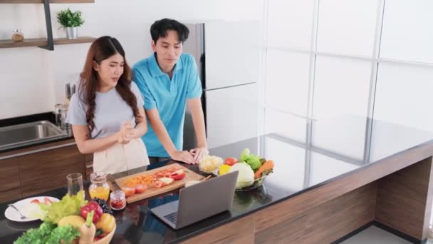 Heureux Couple Asiatique Direct Diffusé Par Ordinateur Portable Pendant Préparation — Video