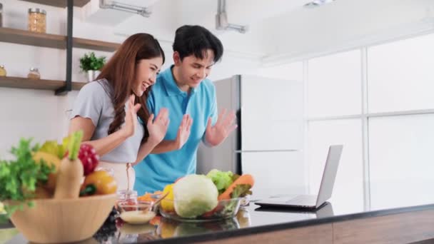 Casal Asiático Feliz Vivo Transmitido Por Laptop Durante Preparação Introdução — Vídeo de Stock