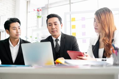 Bir teknoloji şirketinin finansal destek stratejisini analiz etmek ve tartışmak için Asyalı profesyonel bir iş danışmanı toplantısı. Ortaklık başlangıç danışmanı, kapalı alan müşteri danışma konsepti.