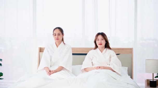 Duas Mulheres Asiáticas Vestindo Roupões Banho Esticando Braços Acima Cabeça — Vídeo de Stock