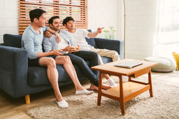 Gay People Group Sitting Sofa Having Popcorn Enjoying Watching Content — Stock Photo, Image