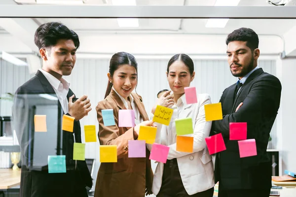 Gruppe Erfolgreicher Asiatischer Geschäftsleute Teamwork Brainstormtreffen Mit Klebrigen Zetteln Der — Stockfoto