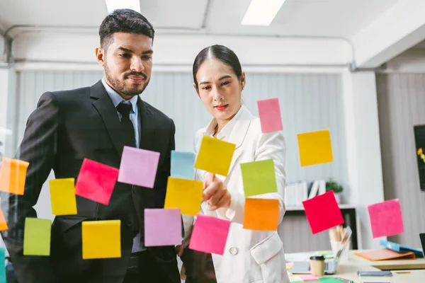 Gruppe Erfolgreicher Asiatischer Geschäftsleute Teamwork Brainstormtreffen Mit Klebrigen Zetteln Der — Stockfoto