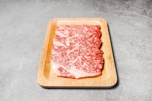 Premium Rare Slices Sirloin Wagyu Biff Med Marmorert Tekstur Treplate – stockfoto