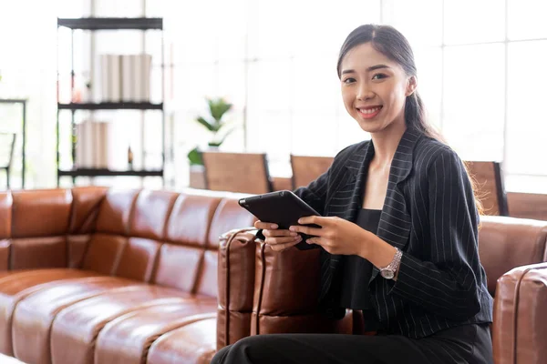 Porträt Einer Smarten Asiatischen Unternehmerin Die Büro Sitzt Und Ein — Stockfoto