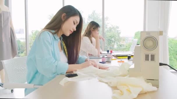 Twee Aziatische Vrouwen Kleermakers Modeontwerpers Knippen Papier Met Een Schaar — Stockvideo