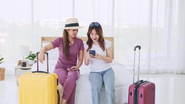 Zwei Glückliche Asiatinnen Buchten Smartphone Ein Hotelzimmer Und Bezahlten Mit — Stockvideo