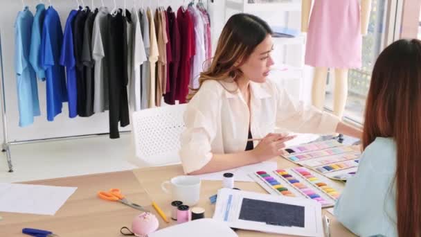 Два Азіатських Дизайнерки Моди Або Майстри Одягу Обговорили Дизайн Нової — стокове відео