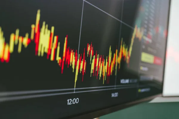 テクニカルグラフと指標 赤と緑の燭台を備えた暗号取引の市場のボラティリティは 分析と減少傾向にあります 暗号通貨の背景概念 キャンドルスティックの焦点部分 — ストック写真
