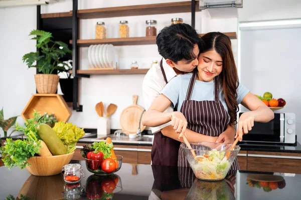 Glückliches Asiatisches Paar Schürzen Das Den Vegetarischen Salat Mit Holzspachteln — Stockfoto
