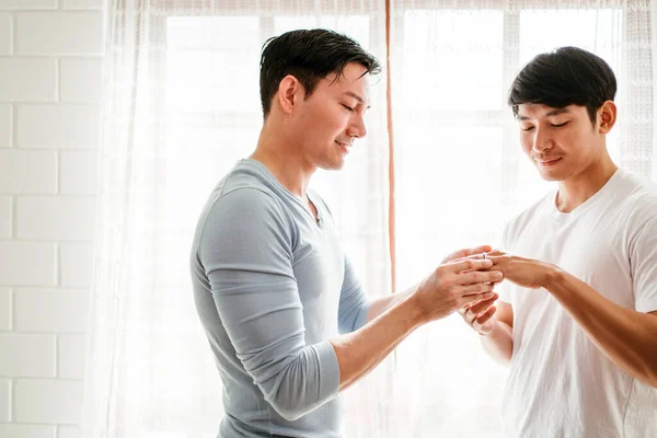 Jovem Feliz Casal Gay Amor Propondo Casamento Surpresa Usar Anel — Fotografia de Stock