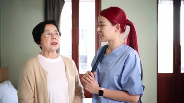 Azjatka Pielęgniarka Fartuchu Opiekunka Domu Odwiedza Starszą Azjatkę Przy Wejściu — Wideo stockowe