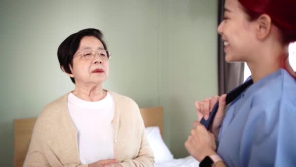 Mulher Asiática Sênior Conversando Com Enfermeira Mulher Asiática Vestindo Esfrega — Vídeo de Stock