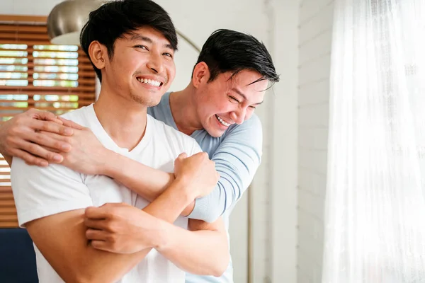 Retratos Feliz Casal Gay Asiático Milenar Abraçando Abraçando Sorrindo Rindo — Fotografia de Stock
