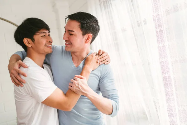밀레니엄 아시아 커플의 특징은 Lgbt 거실에서 포옹하고 껴안고 것이다 즐거운 — 스톡 사진