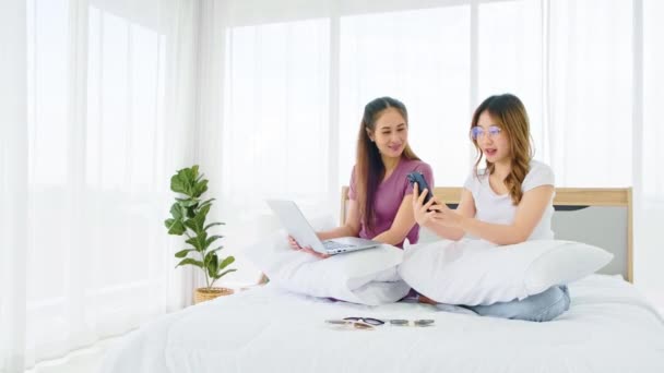 Szczęśliwa Azjatka Para Siedzi Łóżku Pomocą Laptopa Sprzedaży Okularów Online — Wideo stockowe