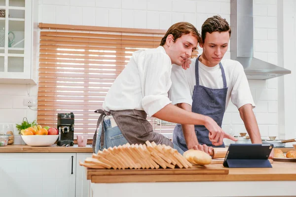 Heureux Couple Gay Caucasien Cuisiner Ensemble Dans Cuisine Tout Regardant — Photo