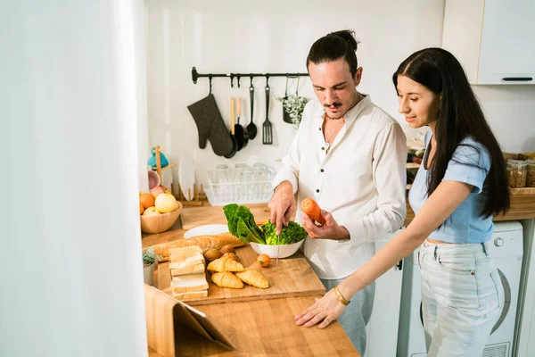Ein Kaukasisches Glückliches Paar Steht Der Küche Und Bereitet Jede — Stockfoto