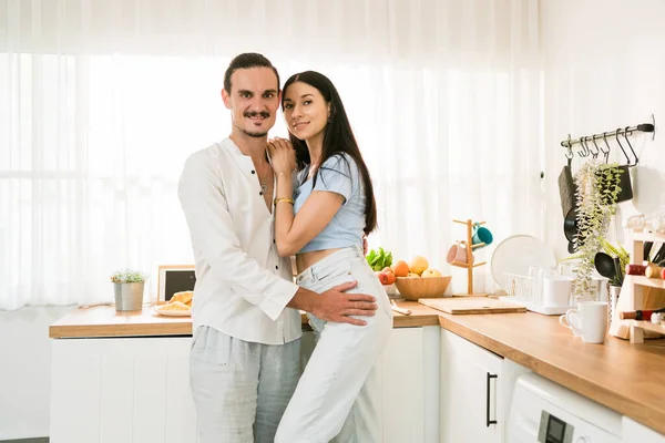 Schönes Kaukasisches Paar Das Sich Umarmt Und Zusammen Der Küche — Stockfoto