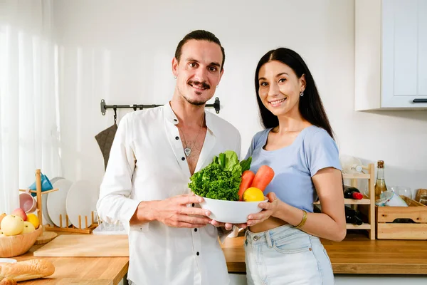Ein Lächelndes Kaukasisches Glückliches Paar Steht Der Küche Und Hält — Stockfoto