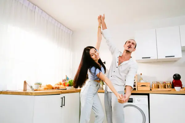 Счастливая Белая Пара Танцует Вместе Кухне Проводит Время Вместе Энергичные — стоковое фото