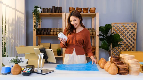 Donna Asiatica Che Confeziona Vaso Con Involucro Bolle Aria Prodotto — Foto Stock