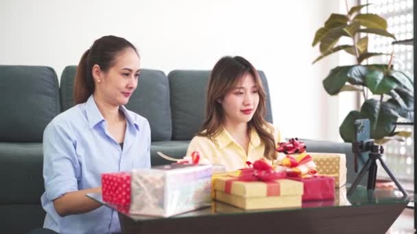 Munter Asiatiske Kvinder Bloggere Sælger Nogle Tilfældige Gaveæsker Med Tillid – Stock-video