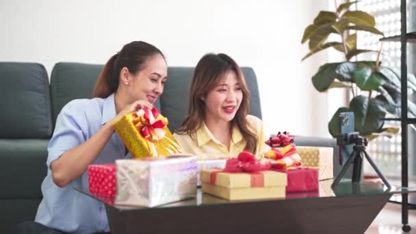 Munter Asiatiske Kvinder Bloggere Sælger Nogle Tilfældige Gaveæsker Med Tillid – Stock-video