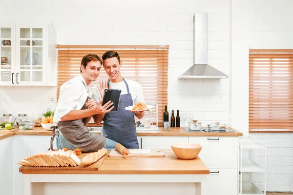 Glückliches Kaukasisches Schwules Paar Das Zusammen Der Küche Kocht Und — Stockfoto
