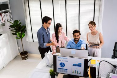 Asyalı genç iş adamlarından oluşan neşeli bir grup, bir oturuşta bilgisayar ekranını işaret ediyorlar ve toplantı sırasında onun etrafında tartışıyorlar. Bir toplantıda iş adamlarının çeşitliliği