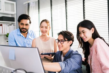 Asyalı genç iş adamlarından oluşan neşeli bir grup, bir oturuşta bilgisayar ekranını işaret ediyorlar ve toplantı sırasında onun etrafında tartışıyorlar. Bir toplantıda iş adamlarının çeşitliliği